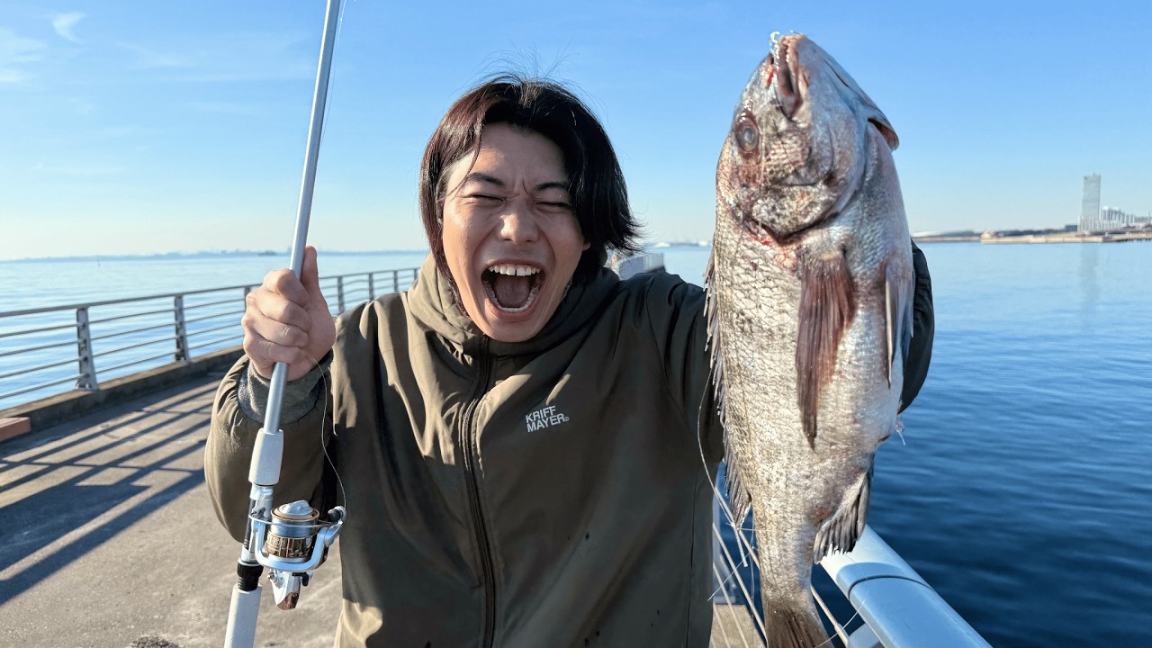 A beginner fisherman catches a huge fish! - YouTube