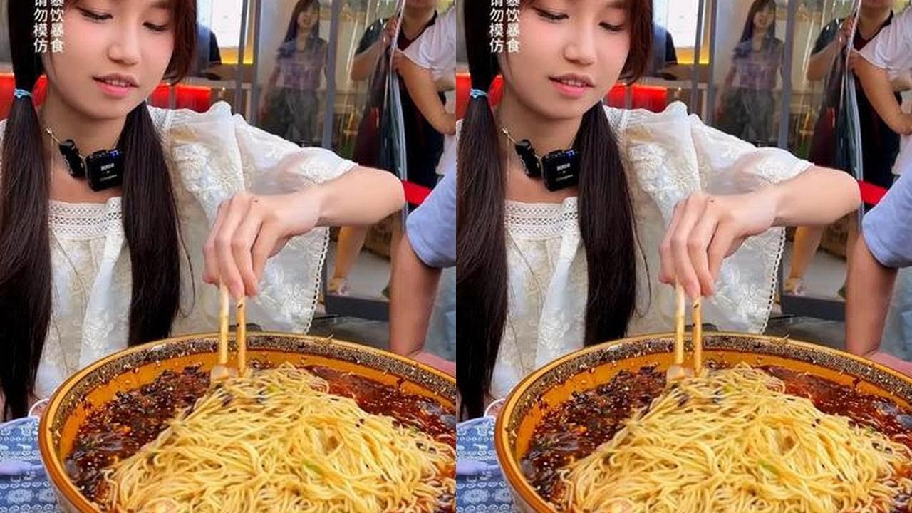 两斤吃完还能吃两斤的妹儿又来挑战两斤半了，听说比知名博主还能吃啊#小面调料 #花式吃面