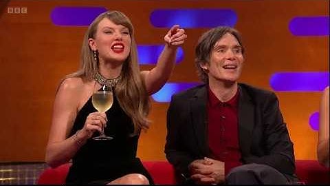 Taylor Swift spot lieflijk de zoon van Cillian Murphy LIVE in The Graham Norton Show! 💫
