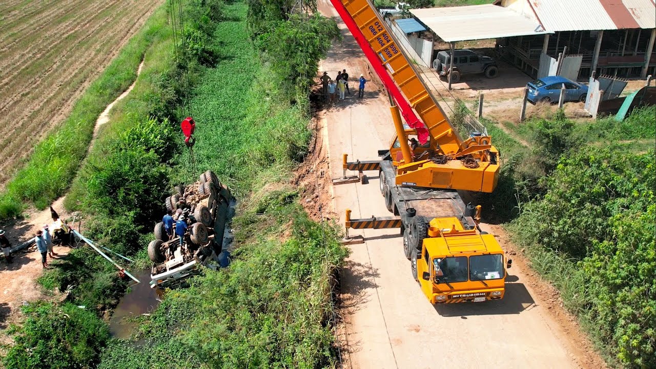 Incredible Mix! Expert Operating Of Recovery HYUNDAI Truck 25TON Drive Up Hill Delivery Landslide