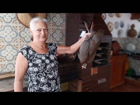 Limpando e preparando galinha da Angola