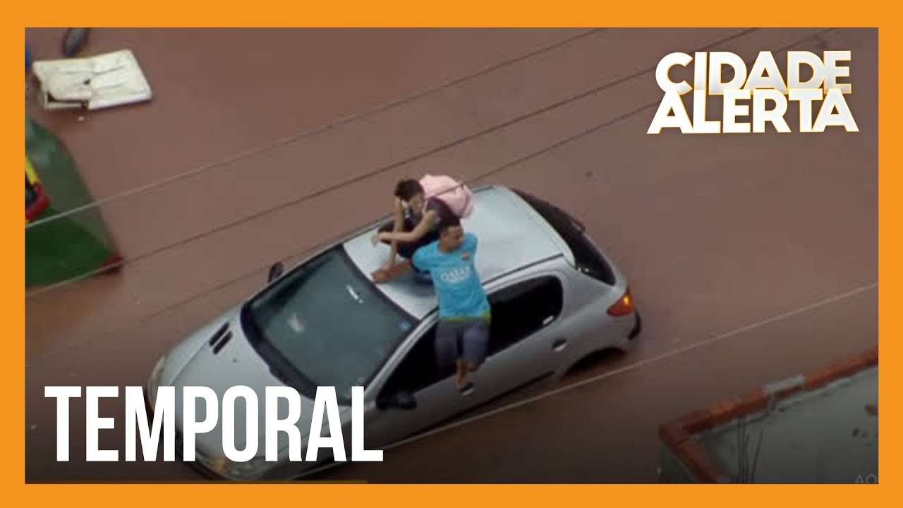 Chuvas causam alagamentos em São Paulo e casal fica ilhado