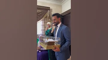 شوفو العريس شنو جاب هديه لخطيبته بيوم الخطبه 