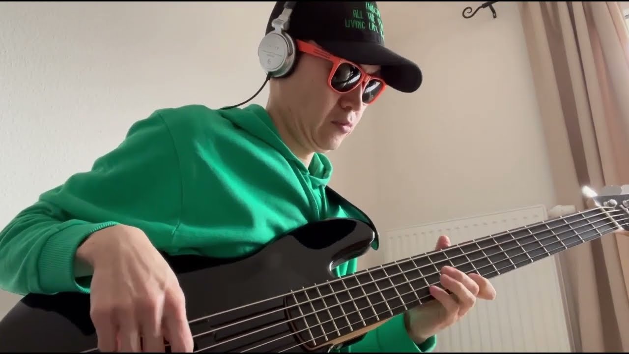 Guarda Guthrie Govan - Waves (Bass cover) su YouTube Guarda Guthrie Govan - Waves (Bass cover) su YouTube