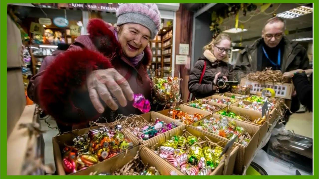 новогодние украшения садовод. на потребительском рынке елочных игрушек. мюнхенская ярмарка мариенплац. новогодний рынок. на потребительском рынке елочных игрушек.