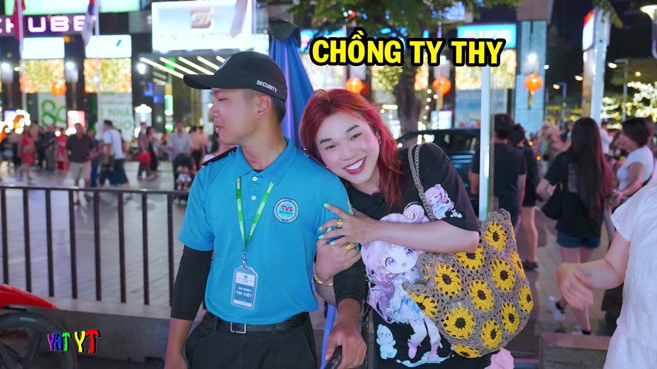 Ty Thy đi chơi chợ bông gặp được anh bảo vệ đẹp trai - Ty Thy Vlog Gỏi đu đủ