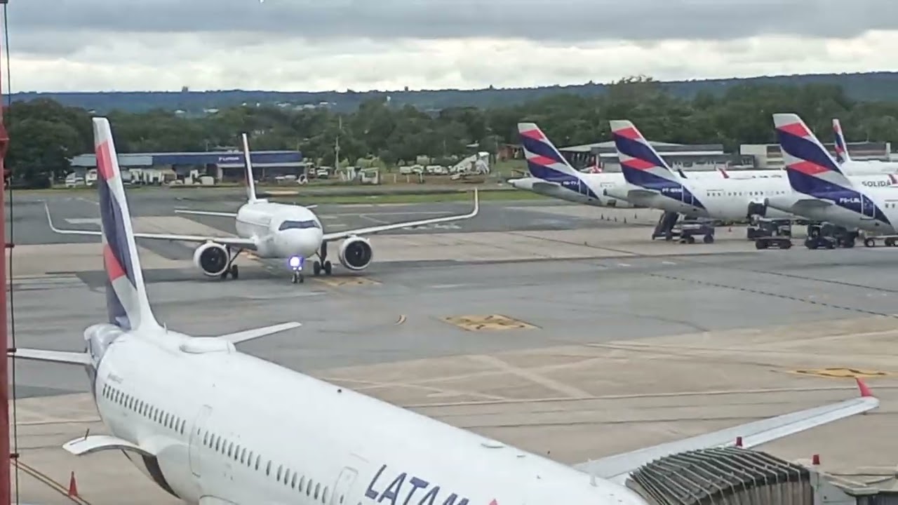 Movimentação da LATAM AIRLINES no pátio de aeronaves do Aeroporto Internacional de Brasília-DF.