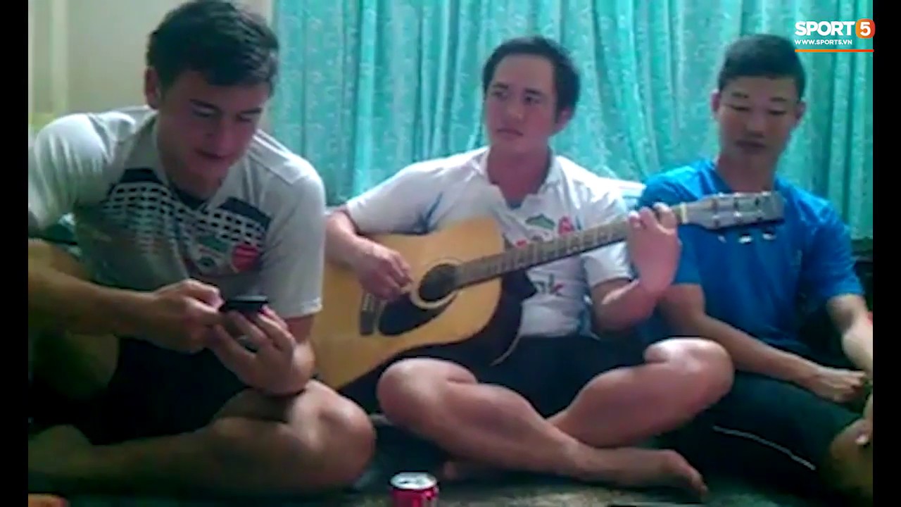 Văn Lâm song ca hit của Bích Phương với Đông Triều khi tập luyện ở HAGL