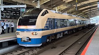 [ロング空笛計5回あり！山形庄内夏の観光キャンペーン]E653系 U101編成(583系風塗装編成) 特急いなほ3号酒田行が空笛を鳴らして新潟駅5番線を発車するシーン