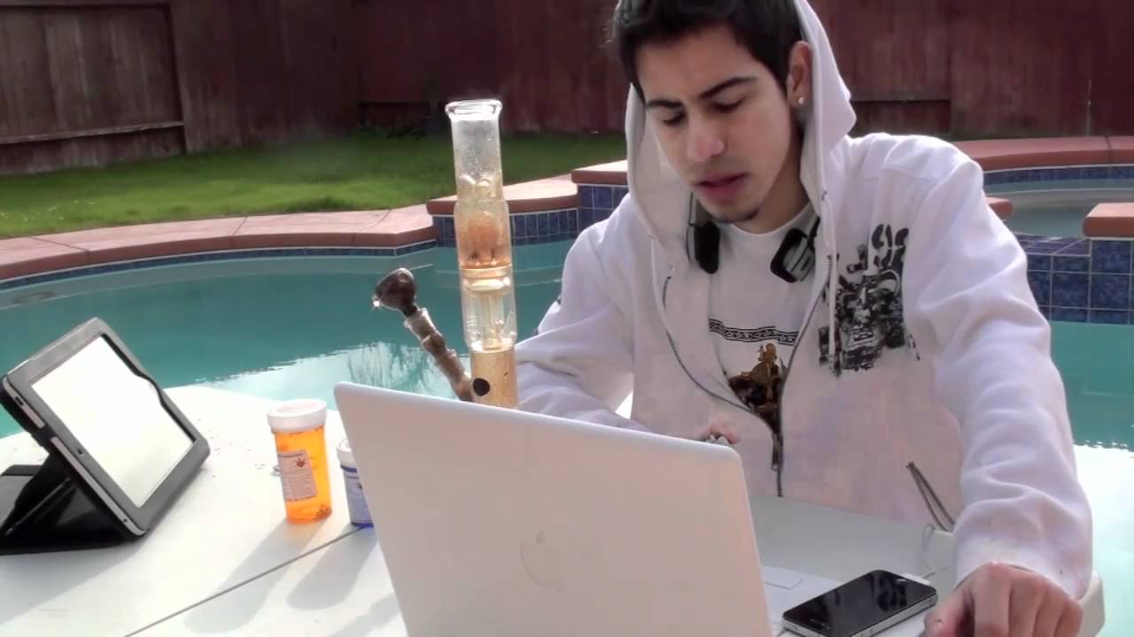 Wake N Bake #5 , Early Hits Smoking some Dank Bud Chillin In the Backyard