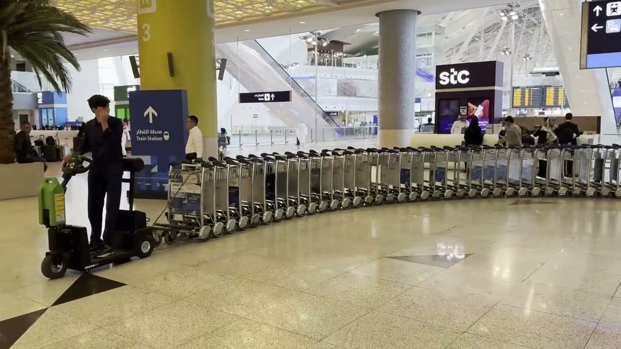 MOVEXX RR1000 at Jeddah Airport: 25+ luggage trolleys, one operator