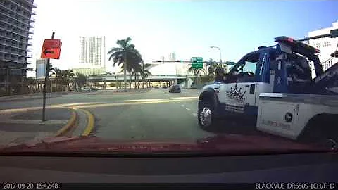 Kings Wrecker Service Miami, FL Blowing a Red Light and Almost hitting a car.