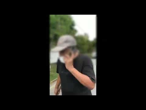 一坨狗屎 邻里吵架 屋主持棍 警告女邻居