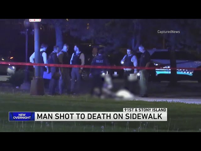 Man, 64, shot and killed while walking on sidewalk on city's South Side, Chicago police say class=