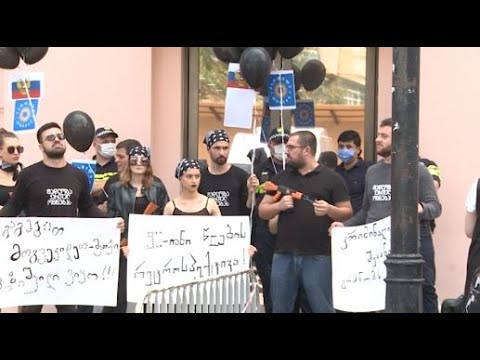 რუსული კრიმინალური შინაარსის სიმღერა „ქართული ოცნების“ ოფისთან.  90-იანი წლების რეტროსპექტივა