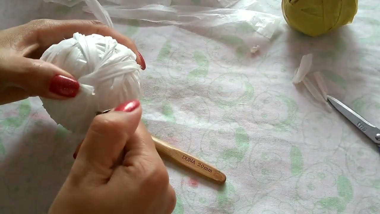 Como emenda as fitas de sacolas plásticas para crochê.