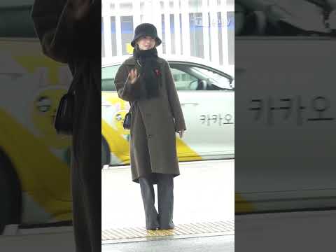 #박보영 <strong>모노톤</strong> #공항패션 이렇게 러블리할 일이야? 🥰 #아미 #ARMY #인천공항 #출국 #ParkBoYoung #파리패션위크