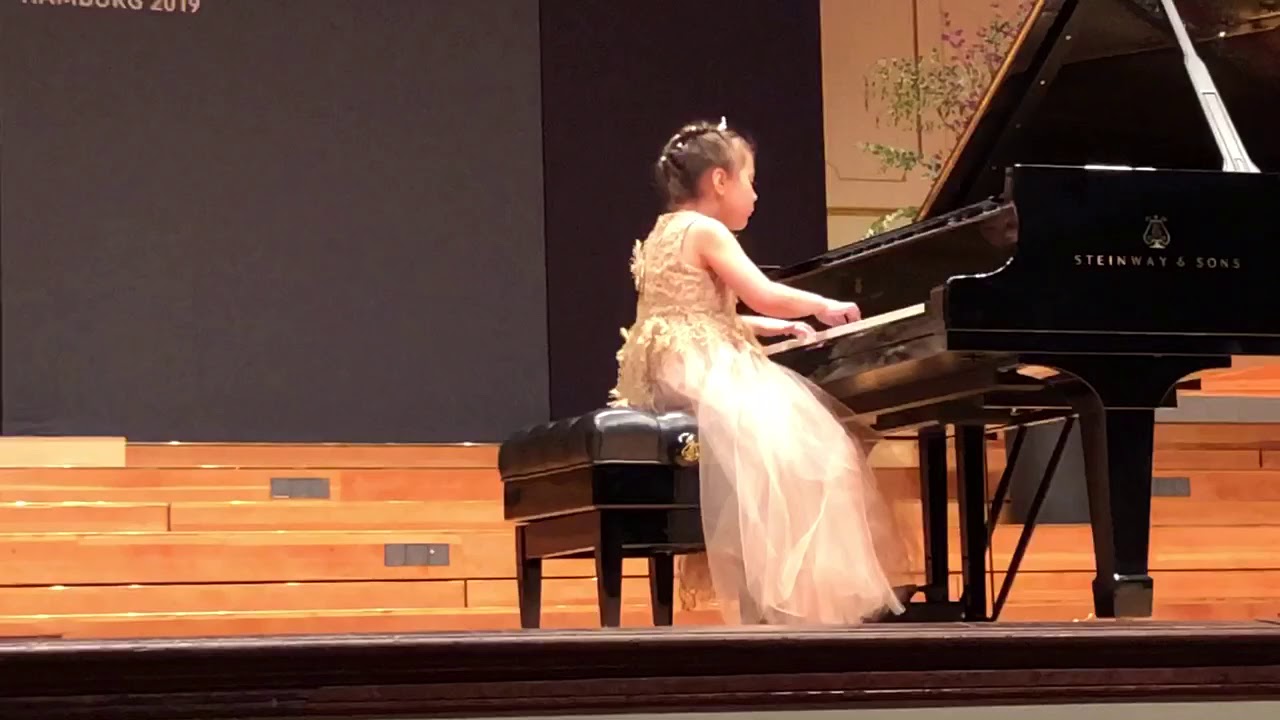 83. STEINWAY Piano Competition: Final Sophie (6 yrs) 1. Price - Group A: Mozart Sonata G major