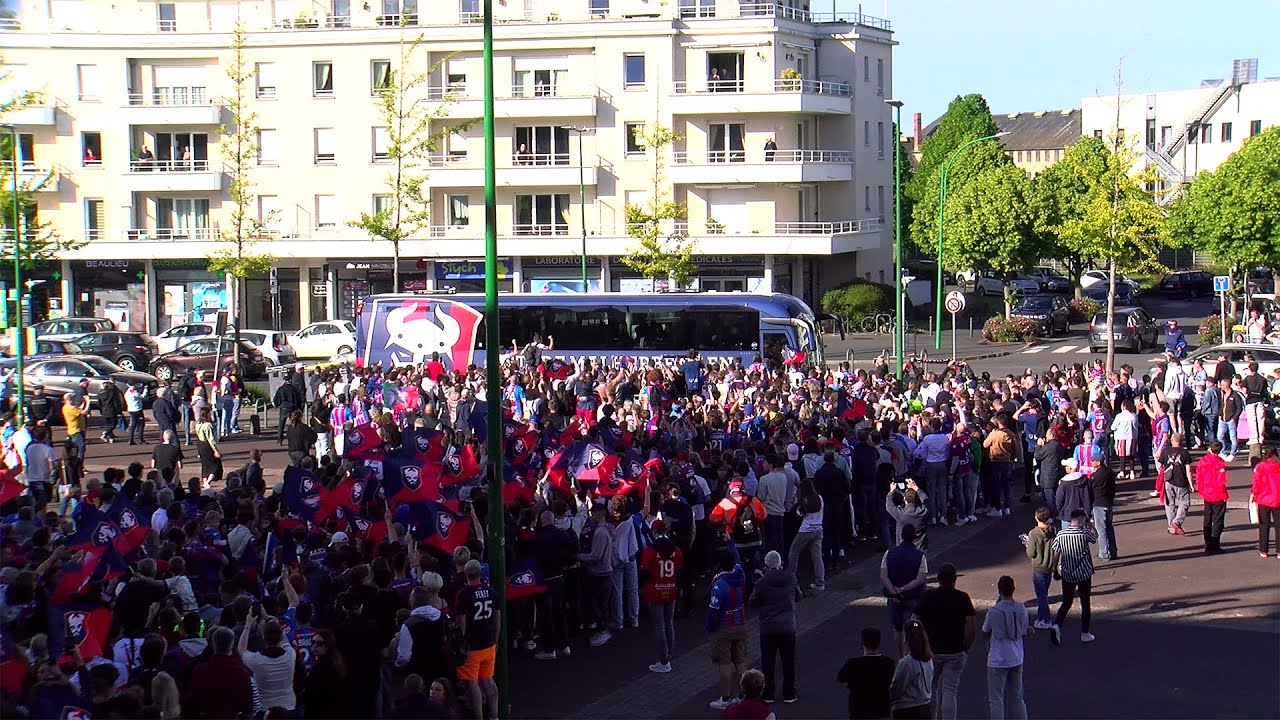 L'arrivée des joueurs sur l'esplanade du stade d'Ornano (J38 Ligue 2 BKT : SMCaen - Valenciennes FC)