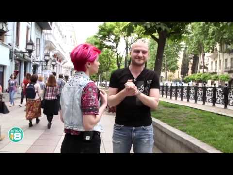 თბილისელი გოგო აჩერებს ბიჭებს და კოცნის