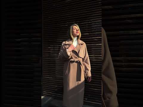 Двубортное демисезонное пальто-тренч из кашемира с отделкой из эко меха под норку, видео 1