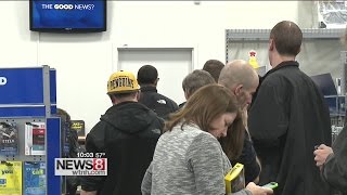 Last-minute shoppers hit the stores