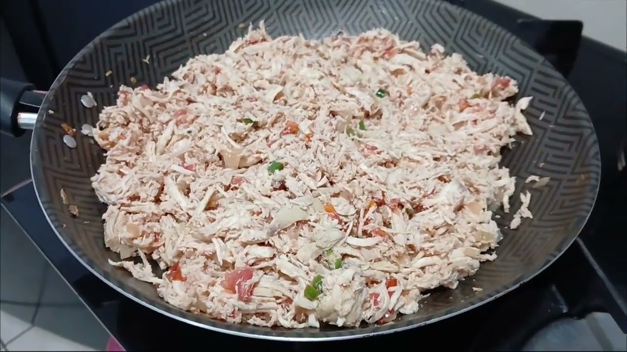 Tacos Dorados de Pollo Bañados con Salsa Verde.