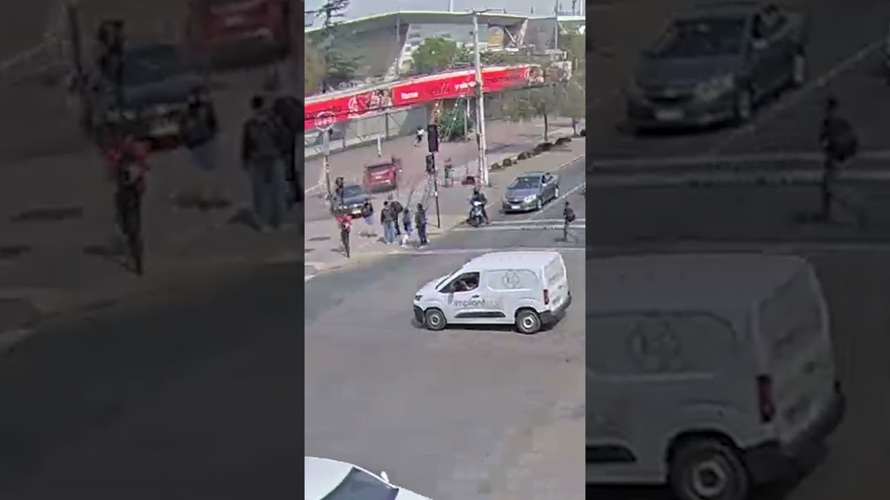 Video muestra a conductora chocando tres autos para evitar encerrona en Ñuñoa