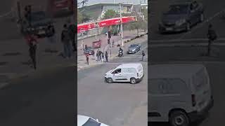 Video muestra a conductora chocando tres autos para evitar encerrona en Ñuñoa