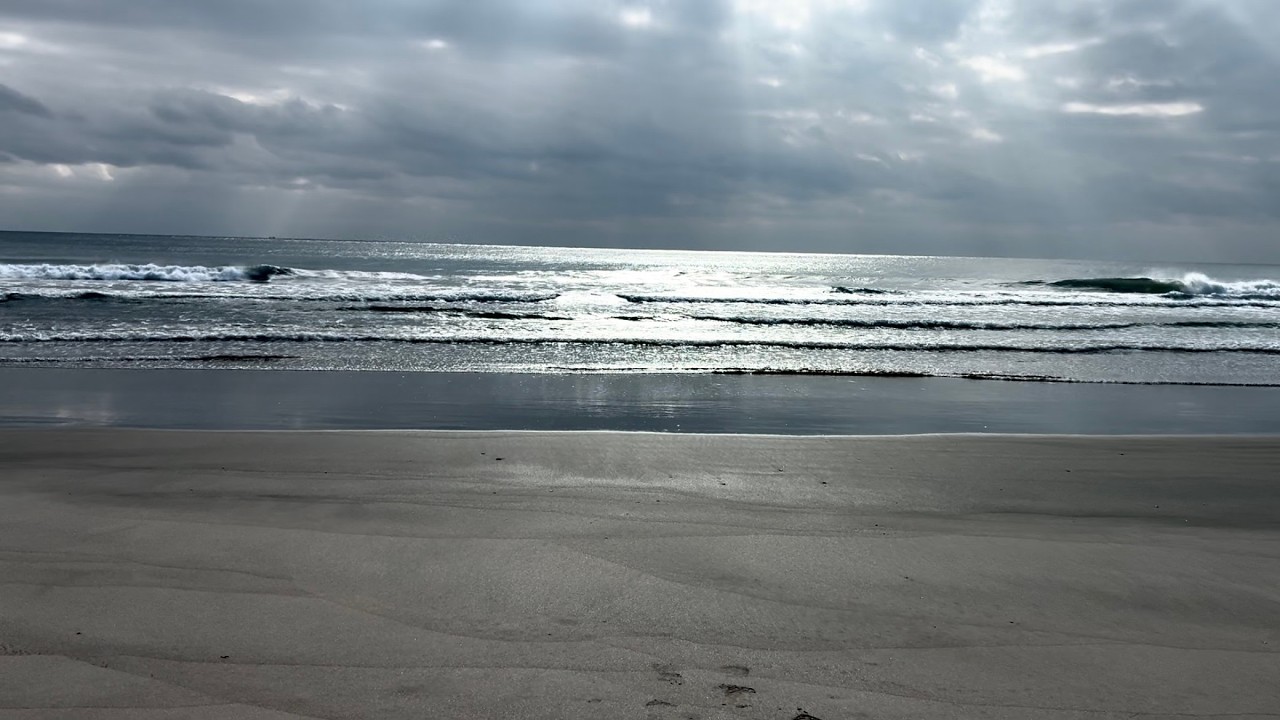 海の時間|光が差し込む曇り空と海