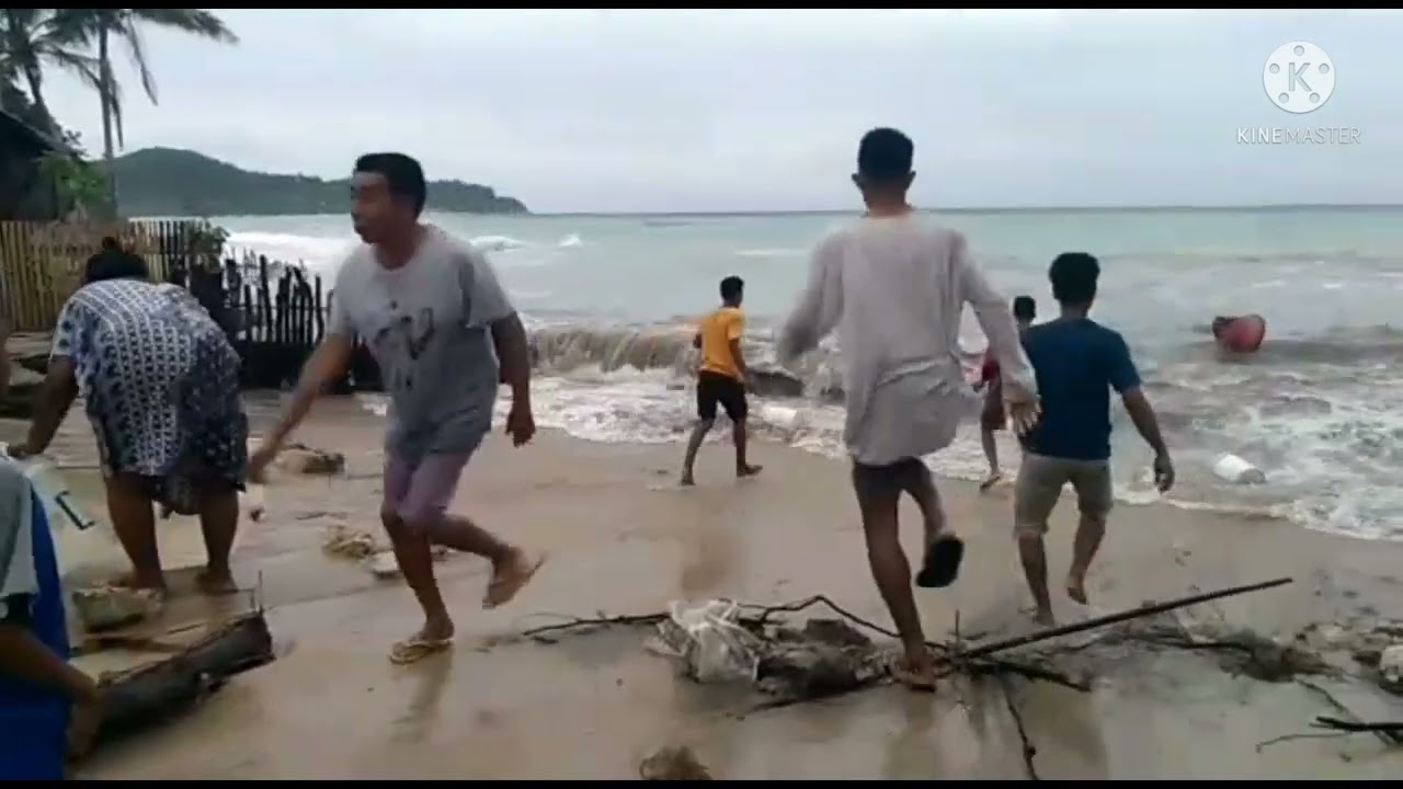 Detik-detik ombak yang menghantam rumah warga pesisir pantai. Kesuy kampung Uttanua