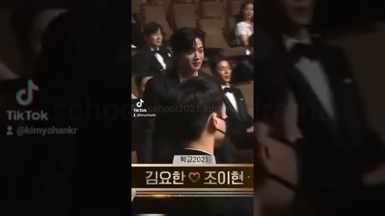the way yohan helps yihyun ♥️ at KBS Drama Awards 
