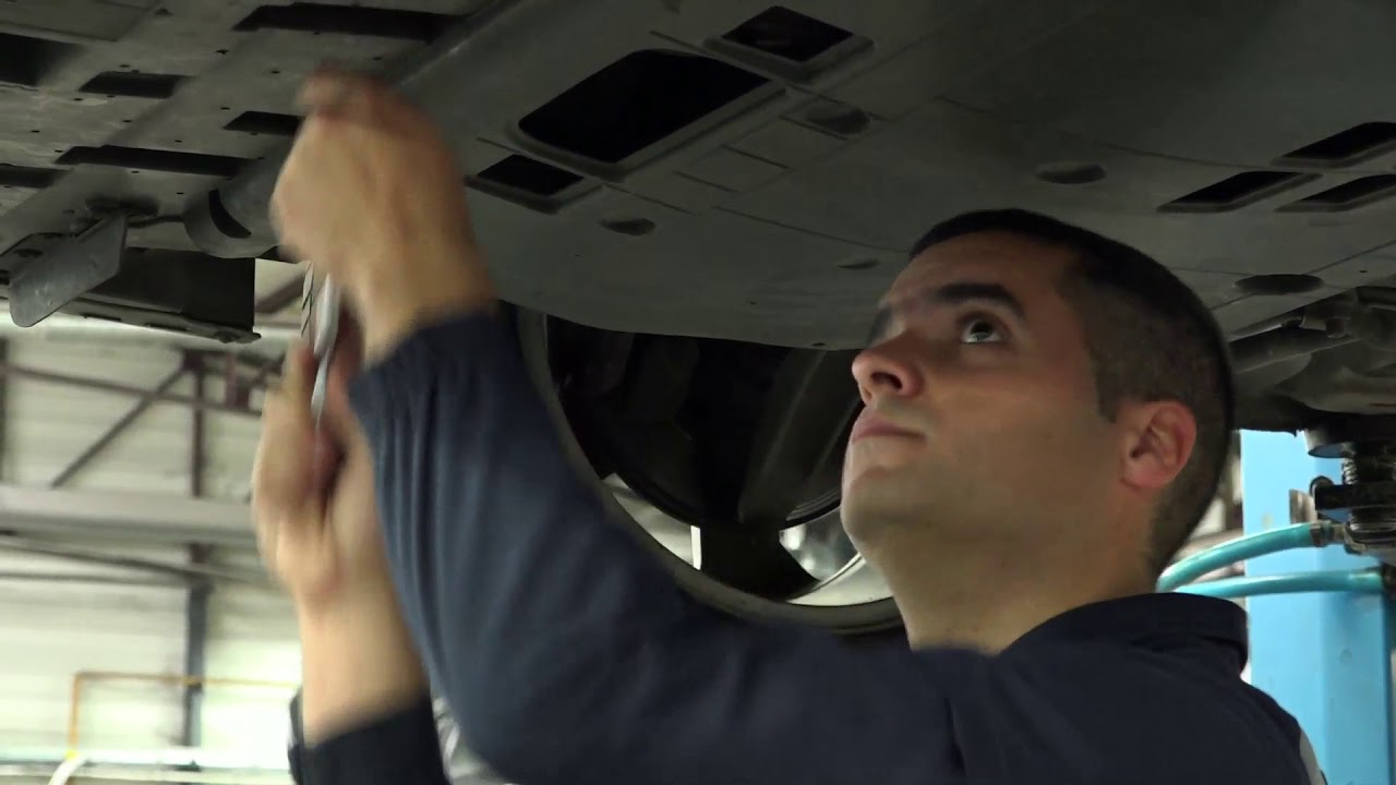 Présentation du métier de mécanicien expert, chez Peugeot Touraine GGT (adhérent CREPI Touraine).
