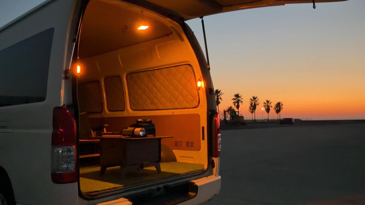 仕事終わり、海を望む港で眠る夜。｜Van Life Japan