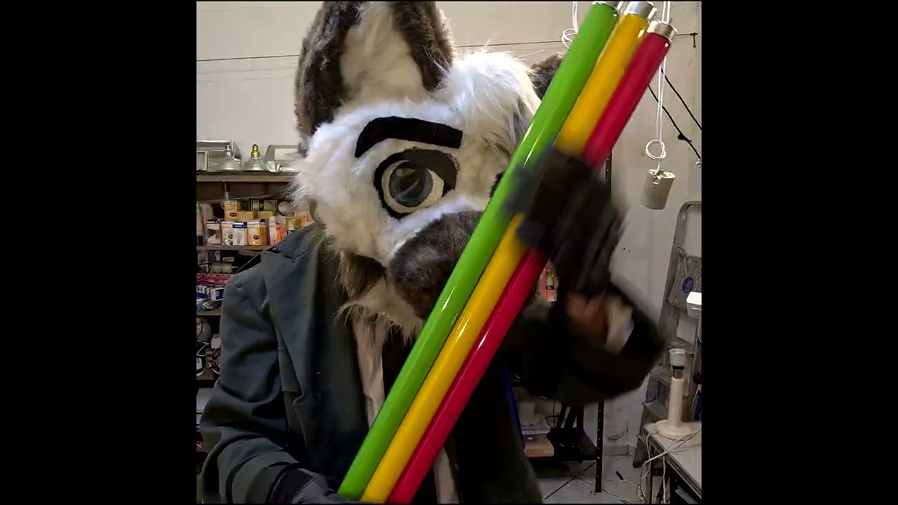 Какого цвета не хватает? Флуоресцентных лампочек!