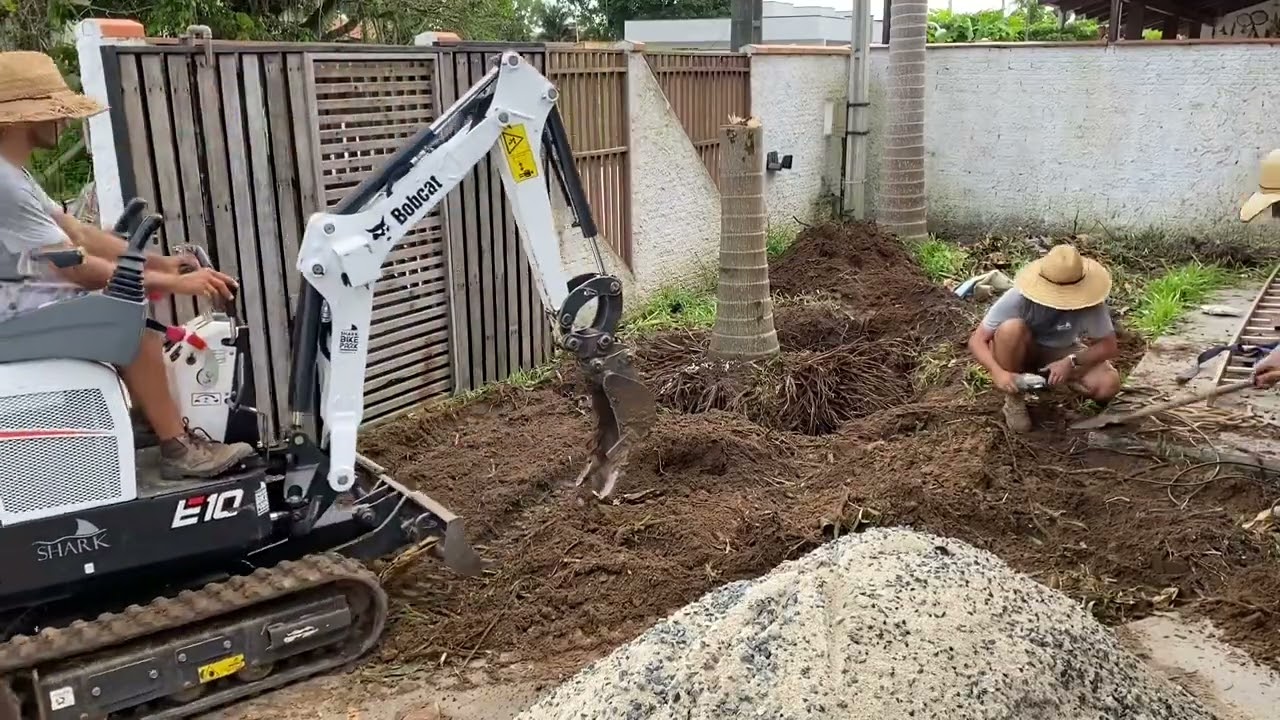🛑SERÁ QUE A MINI ESCAVADEIRA TEM  FORÇA??  Arrancando cepo