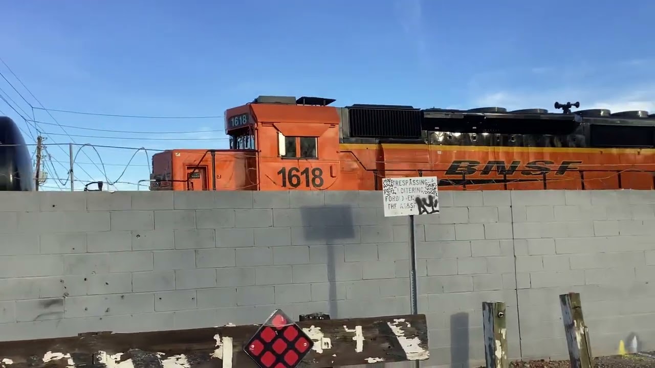 BNSF 1686 switches at the BNSF yard