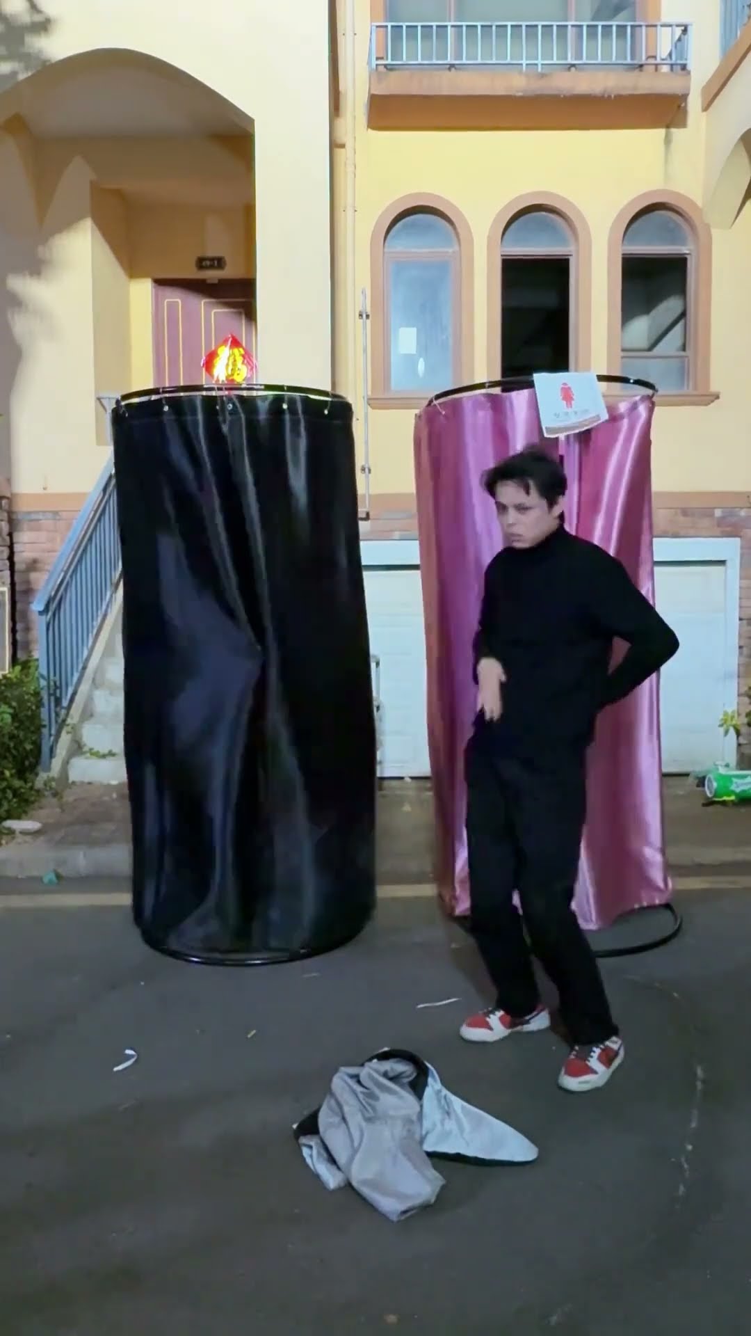 Angel plays a prank on the clown#Angel#Clown