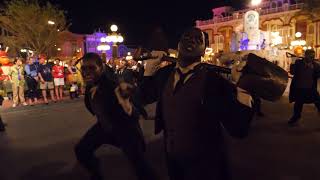Wdw ハロウィンパレードのホーンテッドマンションダンサーさんの迫力が凄すぎる Youtube