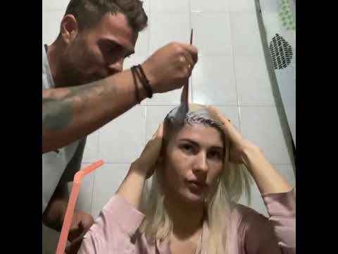 Ο Στέλιος Χανταμπάκης βάφει τα μαλλιά της Όλγας Πηλιάκη