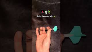 Jelle Klaasen’s grip 🐍 #darts #dartscommunity