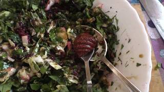Салат из весенних трав с капустой. Витаминный, полезный  и очень вкусный салат с дикоросами. Рецепт.