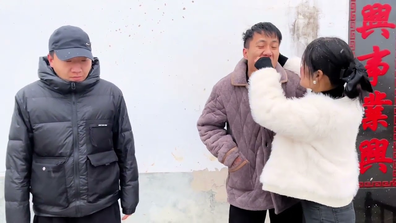 小兵兄弟俩偷吃槟榔，兵嫂大发雷霆，没收槟榔，还当场扇大嘴巴子