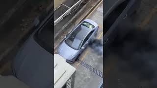 Красиво ГОРИТ! Опять что-то электрическо-китайское, на этот раз вроде Roewe  #doctorleaf