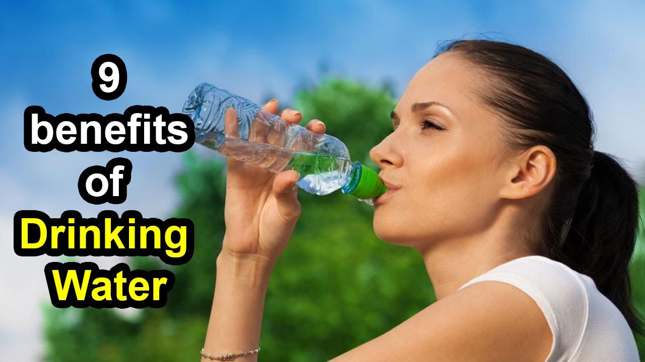 Пить. Пить воду. Питье воды. Девушка пьет воду из бутылки. Вода и человек.