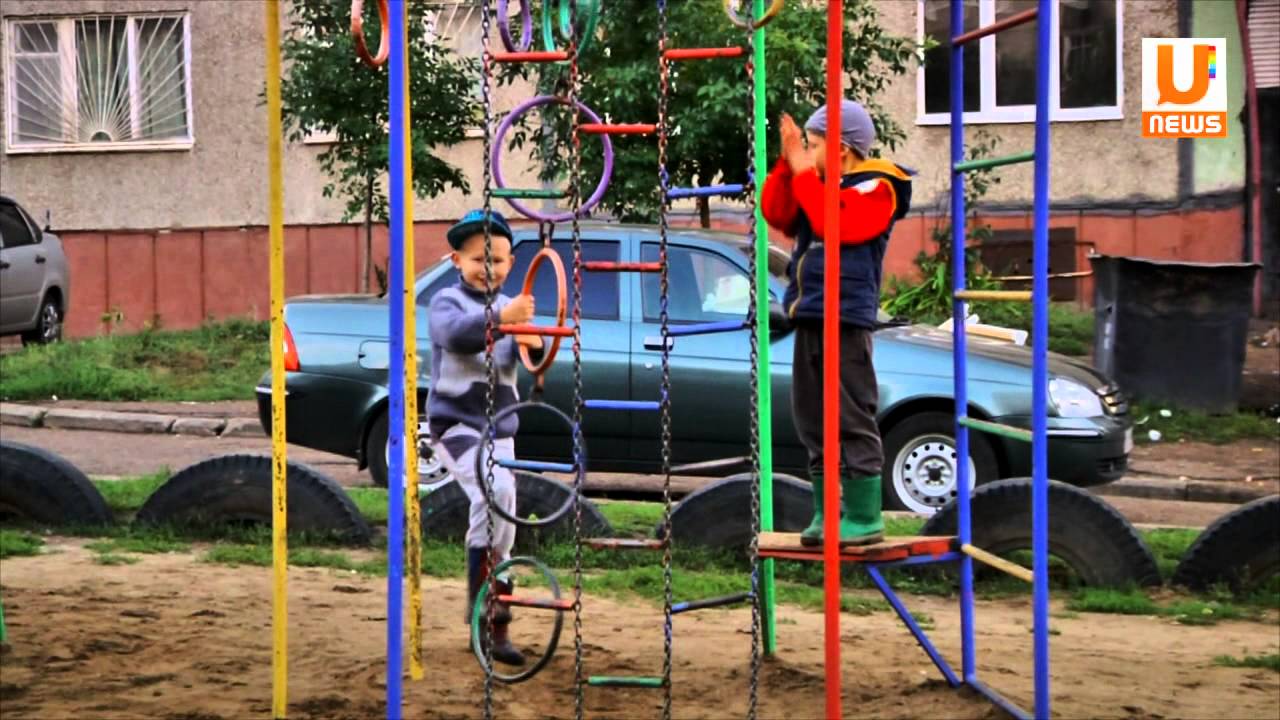 погиб на детской площадке. травмы детей на детских площадках. ребенок упал на детской площадке. платон площадка сыктывкар. упал на площадке.