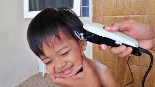 RAMBUT BARU!! Rafa Potong Rambut di Rumah PAPA yang Potongin Rambutnya hehehee