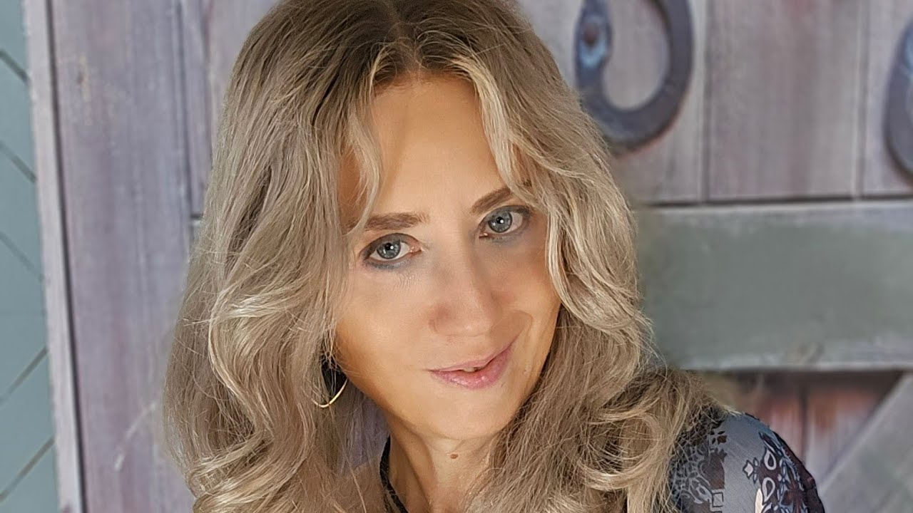 Two different lace front wigs. One Starluck from Amazon another Wigshe. Pros y Cons