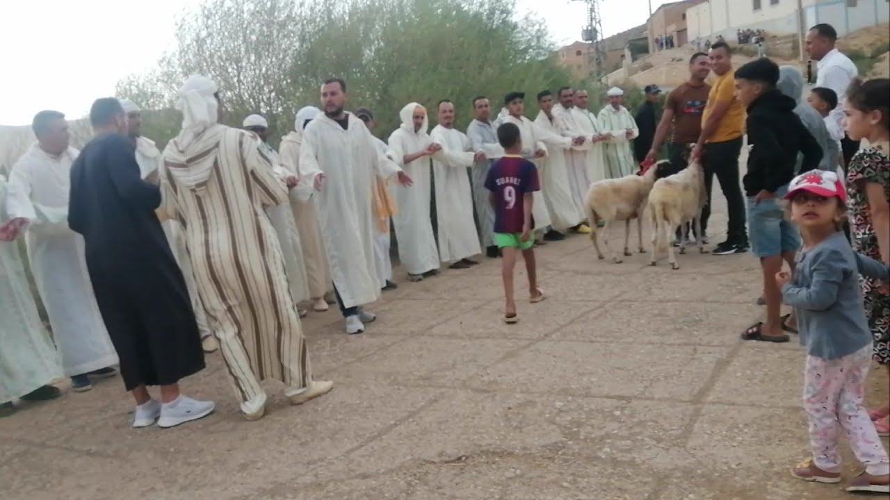 لحظة اخد هدية لي عائلة العريس والعروس