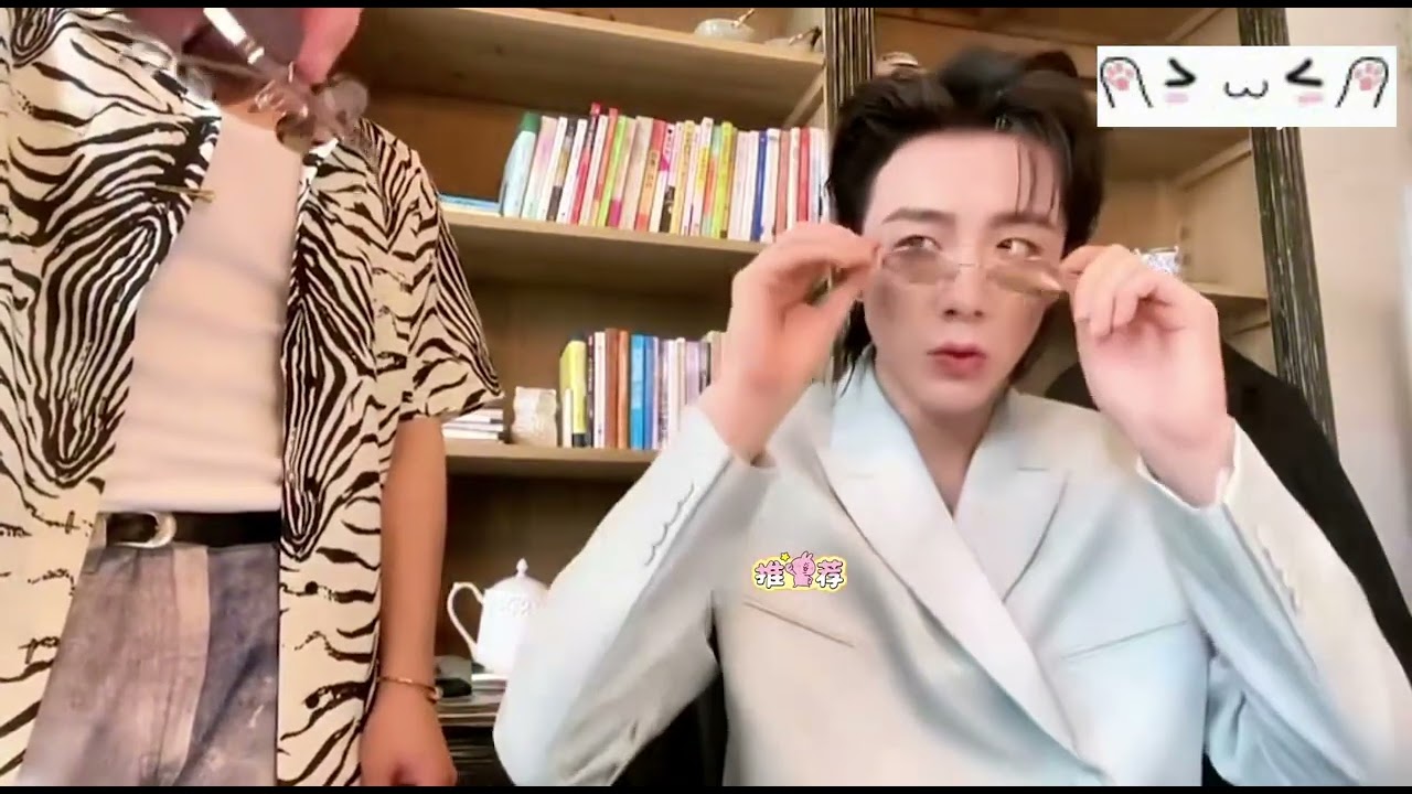 刘宇宁直播让我们选衣服 然后当着我们面把衣服领口缝上了~反正机会给你们选了，该缝上还是得缝上，哈哈哈～#刘宇宁 #刘宇宁演唱会 #刘宇宁直播 